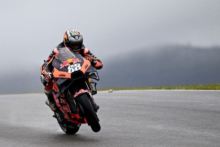 Miguel Oliveira saat membalap pada MotoGP Portugal 2022 bersama tim KTM. Oliveira yang kini membela tim RNF Aprilia dikabarkan menjadi nama favorit untuk menggantikan Marc Marquez di Repsol Honda musim depan.