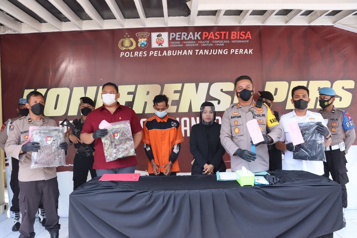 F Pelaku Pembacok Tawuran Jelang Sahur di Tambak Asri Surabaya Saat Diinterogasi Petugas Di Mapolres Pelabuhan Tanjung Perak, Rabu (5/4/2022).