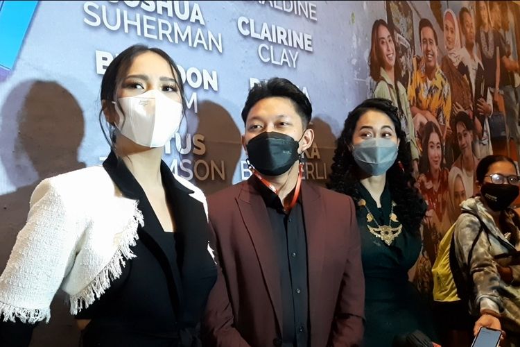 Beberapa pemeran dalam Yowis Ben (dari kiri ke kanan) Anya Geraldine, Bayu Skak, dan Putri Ayudya saat ditemui di acara gala premiere film Yowis Ben di kawasan Kuningan, Jakarta Selatan, Kamis (9/12/2021).  