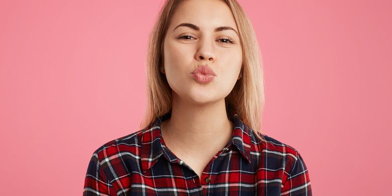 8 Arti Cium Kening, Apakah Benar Pertanda Kasih Sayang? - Kompas.com