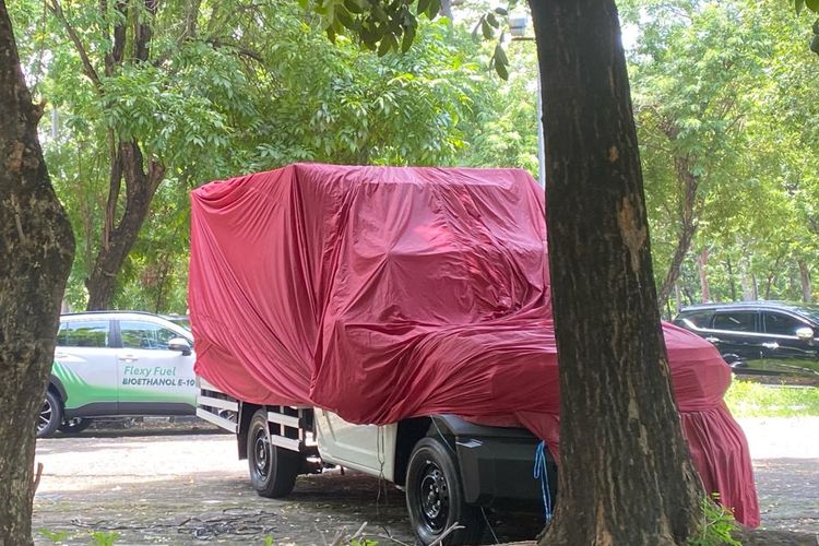 Sebuah mobil yang diduga Toyota Rangga terlihat di Parkiran JIExpo Kemayoran