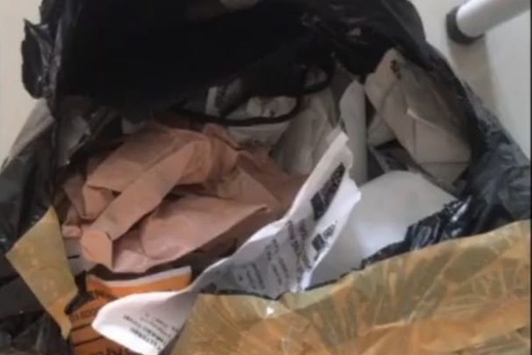 Paket COD palsu yang berisi tumpukan sampah