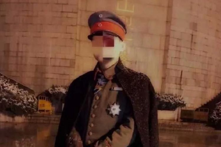 Li (18) ditahan karena mengenakan seragam Nazi Jerman di sebuah taman yang didedikasikan untuk para pahlawan perang China di Hangzhou, provinsi Zhejiang. (Weibo via SCMP)