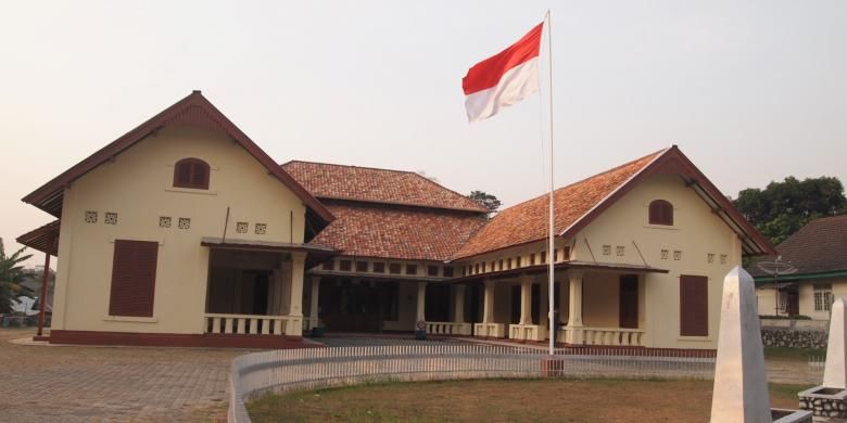 Wisma Ranggam yang terletak di Kota Muntok, Kabupaten Bangka Barat, pernah menjadi tempat pengasingan Presiden Soekarno pada era Agresi Militer II