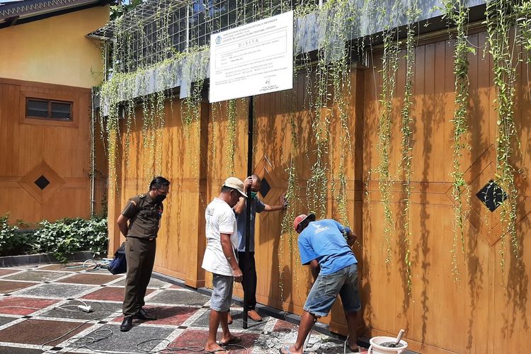 Pemasangan Plakat Penyitaan Aset Pajak Oleh KPP Pratama, Wonosari, Gunungkidul, milik Wajib Pajak yang menunggak Bayar Pajak di Kalurahan Baleharjo, Wonosari Rabu (17/11/2021)