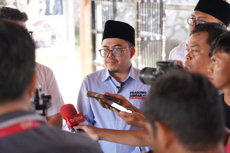 Penasehat Tim Kampanye Nasional (TKN) Maulana Syaikh Lalu Gede Muhammad Zainuddin Atsani ditemui media di sela kegiatan doa bersama dukungan Prabowo-Gibran, Sabtu (10/2/2024).
