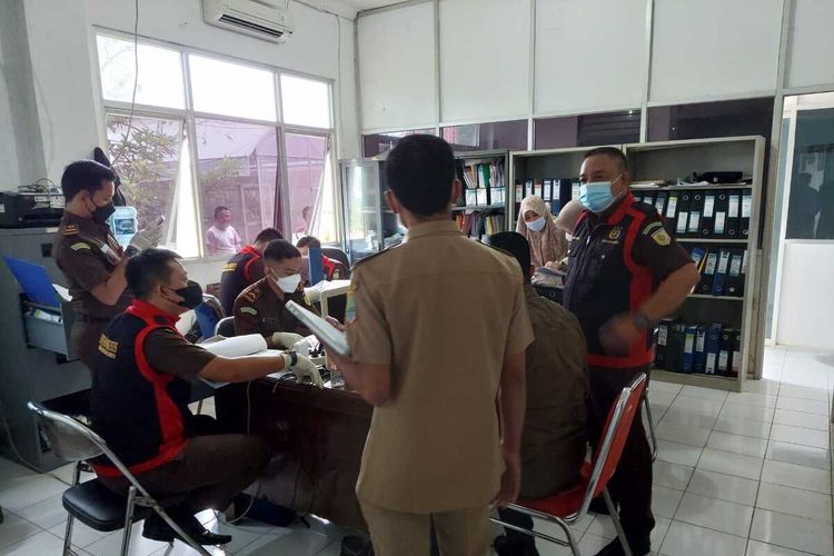 Kejaksaan Negeri (Kejari) Karawang menggeledah Kantor Dinas Pertanian terkait dugaan korupsi pembangunan dam parit pada 2018 senilai Rp 9 miliar, Senin (6/9/2021).