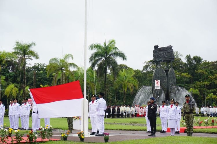 Pelaksanaan Upacara Pengibaran Bendera Upacara PTFI di Tembagapura, Papua, Sabtu (17/8/2024). 