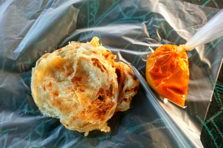Roti Canay Muhajirin di pasar perbatasan Pancang Sebatik. Roti yang biasanya disantap warga perbatasna untuk sarapan tersebut dijual 1 porsi 5 ribu rupiah atau 2 ringgit.Letak pasar yang berada di wilayah perbatasn membuat penggunaan mata uang dua negara tak bisa terelakan. 