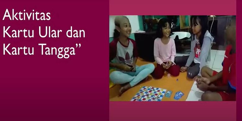 Anak-anak sedang bermain Ular Tangga Bahagia