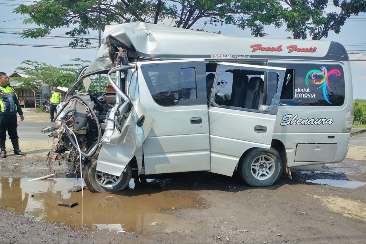 Kondisi mobil Isuzu Elf yang mengangkut rombongan ziarah para santri asal Sarang, Kabupaten Rembang, ringsek usai kecelakaan di jalan raya Tuban, Jawa Timur