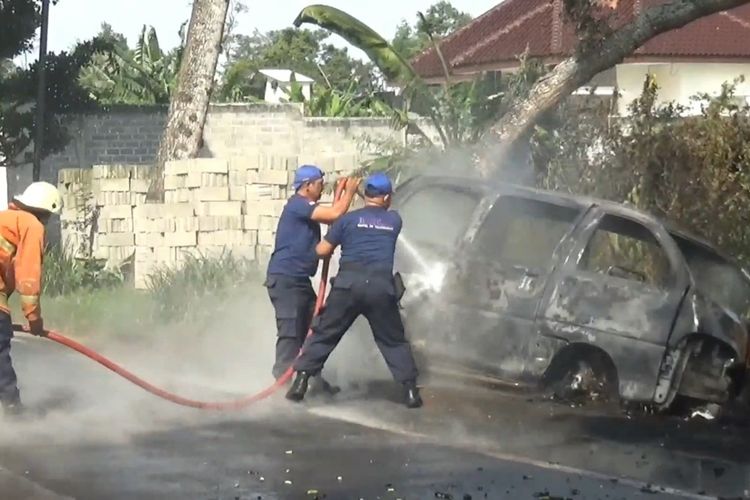 Petugas pemadam kebakaran pemerintah kabupaten Tulungagung Jawa Timur, memadamkan mobil yang terbakar, Selasa (23/06/2020).