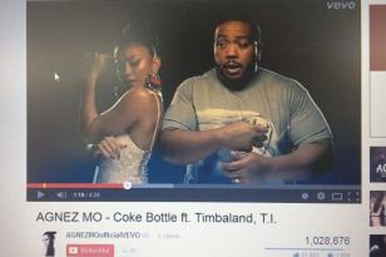 Agnez Mo, aslinya Agnes Monica, menyanyi dan bergoyang berdua rapper AS Timbaland dalam klip video lagu Coke Bottle, yang disajikan oleh Agnez bersama Timbaland dan satu lagi rapper AS, T.I.