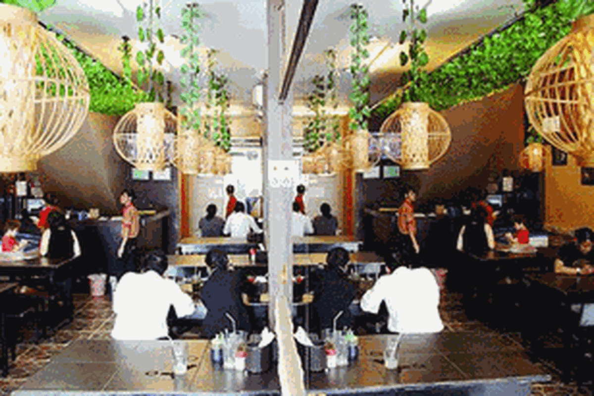 Suasana rumah makan Warung Leko di Jalan Pesanggrahan Raya, Jakarta Barat, Kamis (23/8/2012).  