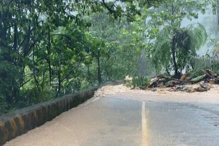 Akses jalan Padang-Solok terputus total akibat longsor di Indarung, Sabtu (21/11/2020)