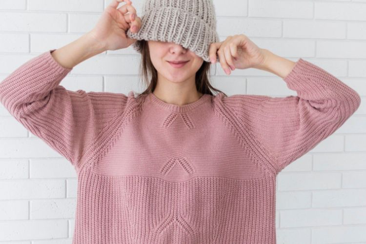 Tetap tampil keren saat langit mendung. Ini inspirasi outfit musim hujan yang nyaman, praktis, dan tetap stylish untuk menemani aktivitasmu seharian.