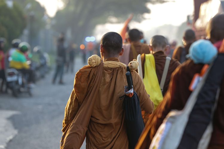 Biksu menjalani ritual thudong kembali melanjutkan perjalanan dari Kota Tegal, Jawa Tengah, Rabu (24/5/2023). Sebanyak 32 biksu jalan kaki dari Thailand menuju Candi Borobudur untuk meyambut Hari Raya Waisak.