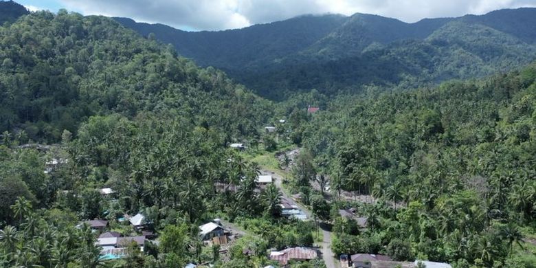 Gunung Sahendaruman yang terletak di selatan Pulau Sangihe, masuk dalam wilayah izin tambang emas.