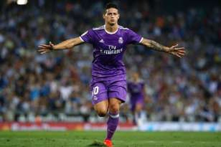 James Rodriguez merayakan gol pertama Real Madrid ke gawang Espanyol pada lanjutan La Liga, Minggu (18/9/2016). 