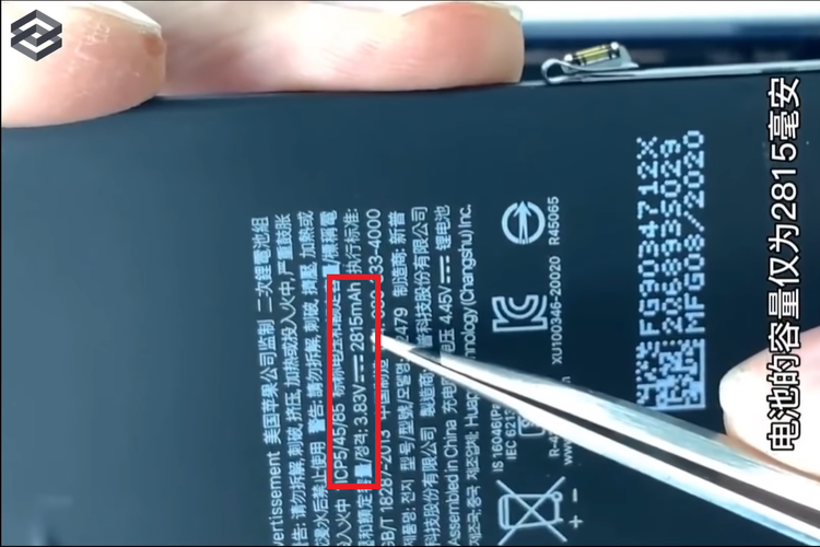Tangkapan layar video pembongkaran iPhone 12 dari kanal Black MOB yang menampakan kapasitas baterai.