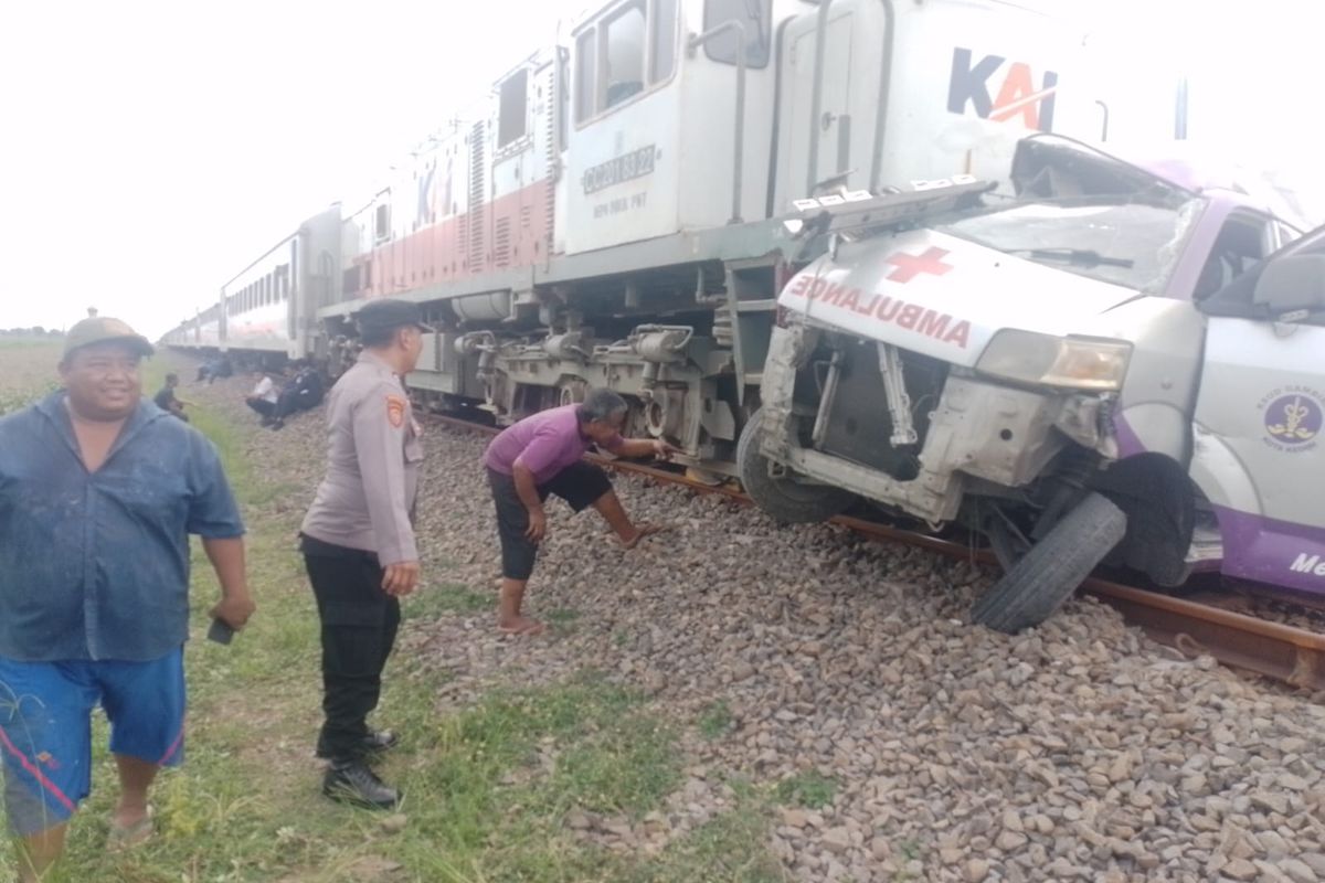 Ambulans RSUD Gambiran Kota Kediri tertabrak KA Matarmaja di Desa Nyawangan, Kecamatan Kras, Kabupaten Kediri, Jawa Timur, Rabu (4/12/2024). Peristiwa itu menyebabkan pengemudi ambulans tewas di lokasi kejadian.
