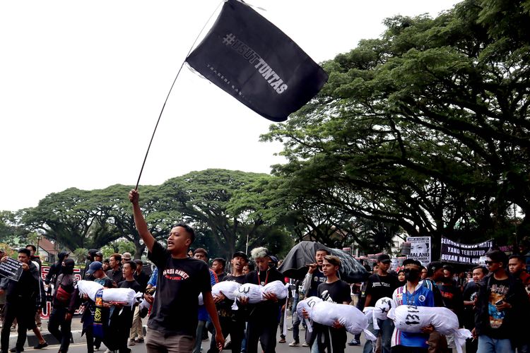 Ribuan suporter Arema FC, Aremania melakukan aksi menuntut penegakan hukum yang adil terkait Tragedi Kanjuruhan yang menelan 135 korban meninggal di Kota Malang, Kamis (27/10/2022) pagi.
