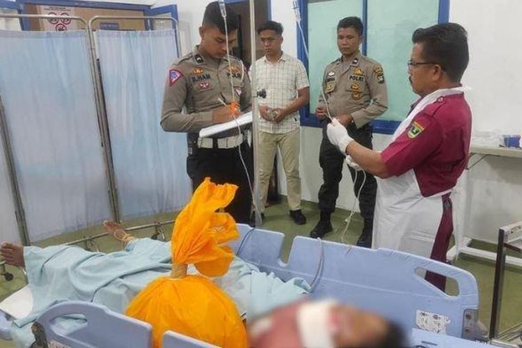 Seorang bocah terbaring di rumah sakit usai tertabrak kereta api di perlintasan sebidang Desa Cimparuah, Kecamatan Pariaman Tengah, Kota Pariaman, Sumatera Barat, Senin (4/9/2023). 
