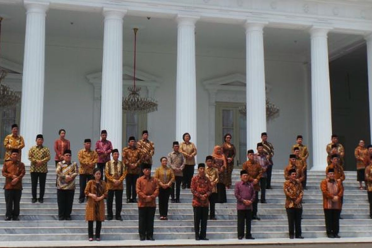 Para menteri Kabinet Kerja berfoto di depan Istana Merdeka sesuai dilantik oleh Presiden Joko Widodo, Senin (26/10/2014).