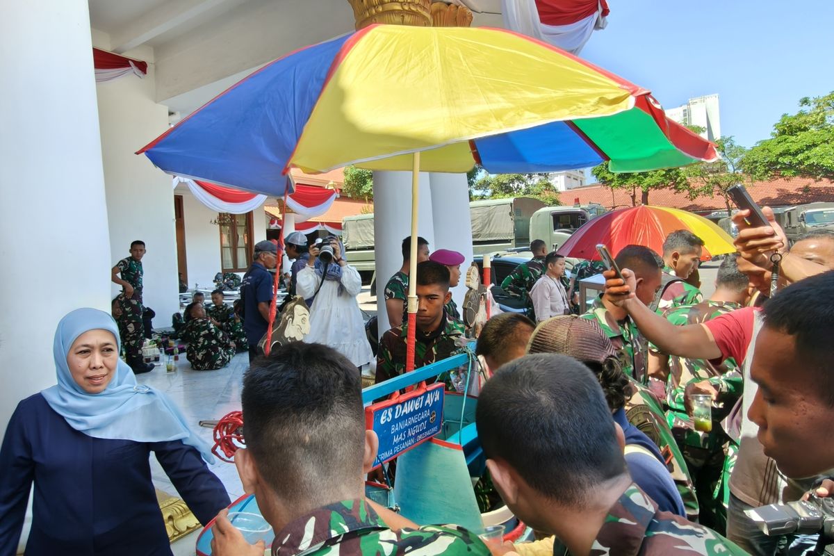 Gubernur Jawa Timur Khofifah Indar Parawangsa meninjau tempat makanan dan minuman gratis untuk TNI Angkatan usai berdialog dan meninjau lokasi pembakaran oleh aksi massa di Surabaya, Minggu (31/8/2025) siang.