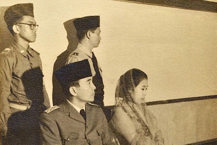Presiden Soekarno dan Ibu Fatmawati bersama dua orang pengawalnya. Salah satu pengawal yakni Sukotjo (berkacamata).