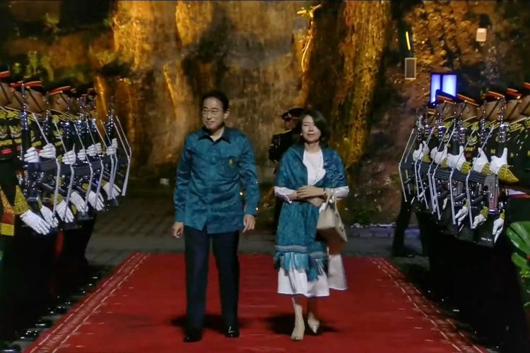 Perdana Menteri Jepang Fumio Kishida dan istrinya kompak meengenakan batik berwarna biru tosca saat jamuan makan malam KTT G20 di kawasan Garuda Wisnu Kencana (GWK), Badung, Bali, Selasa (15/11/2022). 