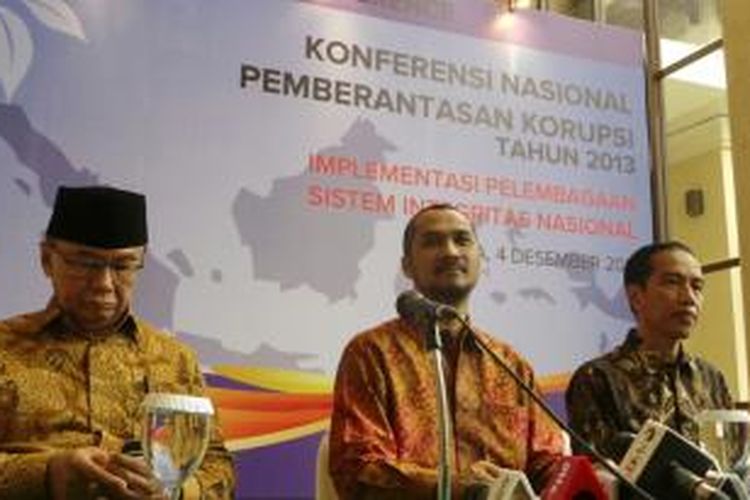 Ketua MPR Sindarto Danusubroto, Ketua KPK Abraham Samad, dan Gubernur Jakarta Joko Widodo (kiri-kanan) menghadiri Konferensi Nasional 