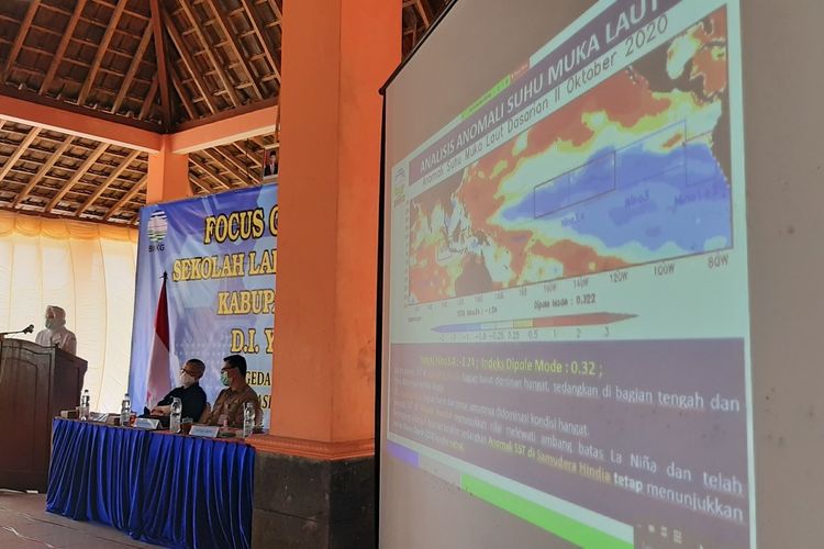 Kepala BMKG Dwikorita Karnawati Saat Focus Group Discussion (FGD) mengenai hasil kegiatan Sekolah Lapang Iklim Operasional (SLIO) di Kapanewon Gedangsari Selasa (3/11/2020)