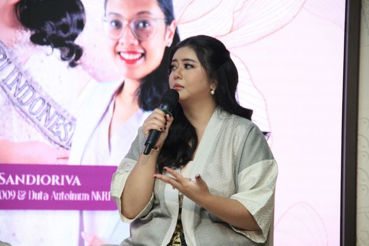 Puteri Indonesia 2009 dan Duta Autoimun NKRI Qory Sandioriva dalam talkshow Kartini Kini 2025 Dengarkan Tubuhmu, di Menara Kompas, Jakarta Pusat, Kamis (24/4/2025)