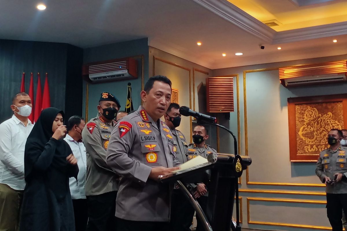 Kapolri Jenderal Listyo Sigit Prabowo mengumumkan penetapan 6 tersangka terkait tragedi Kanjuruhan, di Mapolresta Malang Kota pada Kamis (6/10/2022)