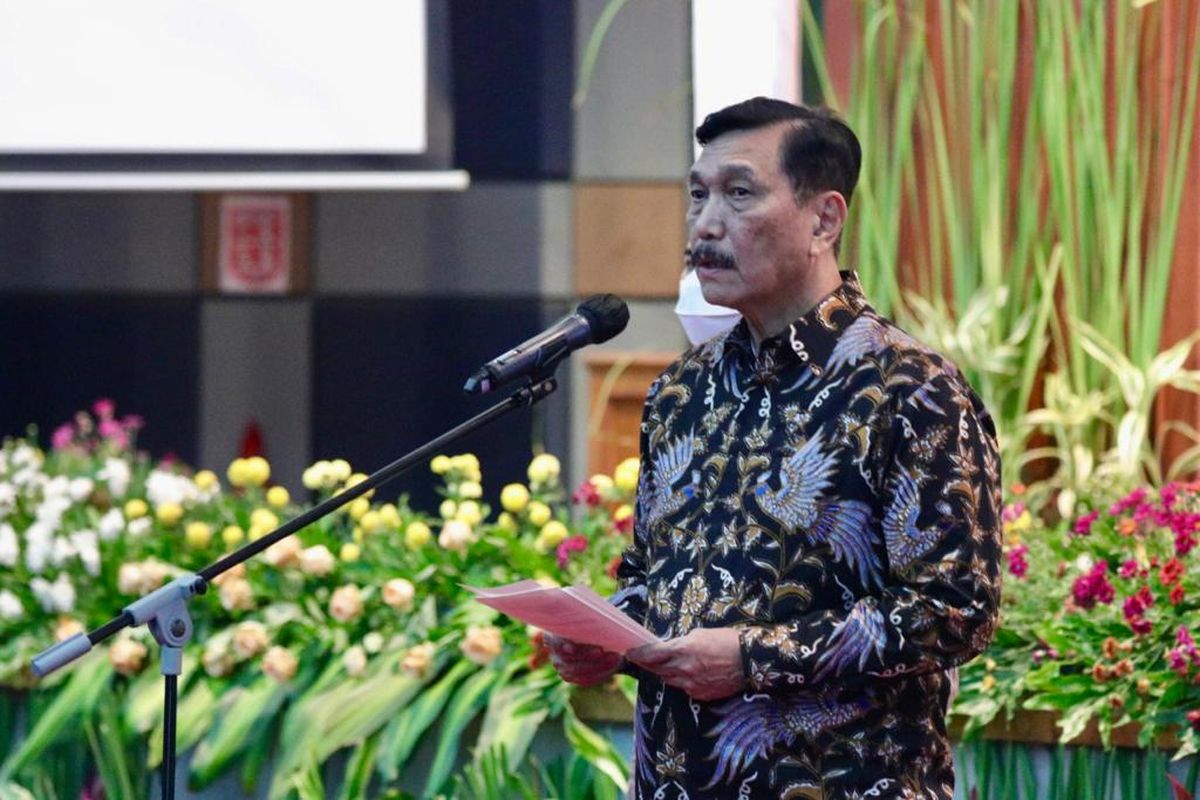 Menteri Koordinator Bidang Kemaritiman dan Investasi Luhut Binsar Pandjaitan melantik 134 pejabat di lingkungan kerjanya, di Jakarta, Jumat (24/12/2021).