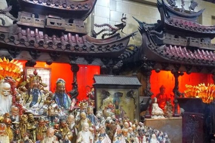 Pertunjukan wayang potehi di Kelenteng Hong Tiek Hian, Surabaya, Senin (20/1/2025)