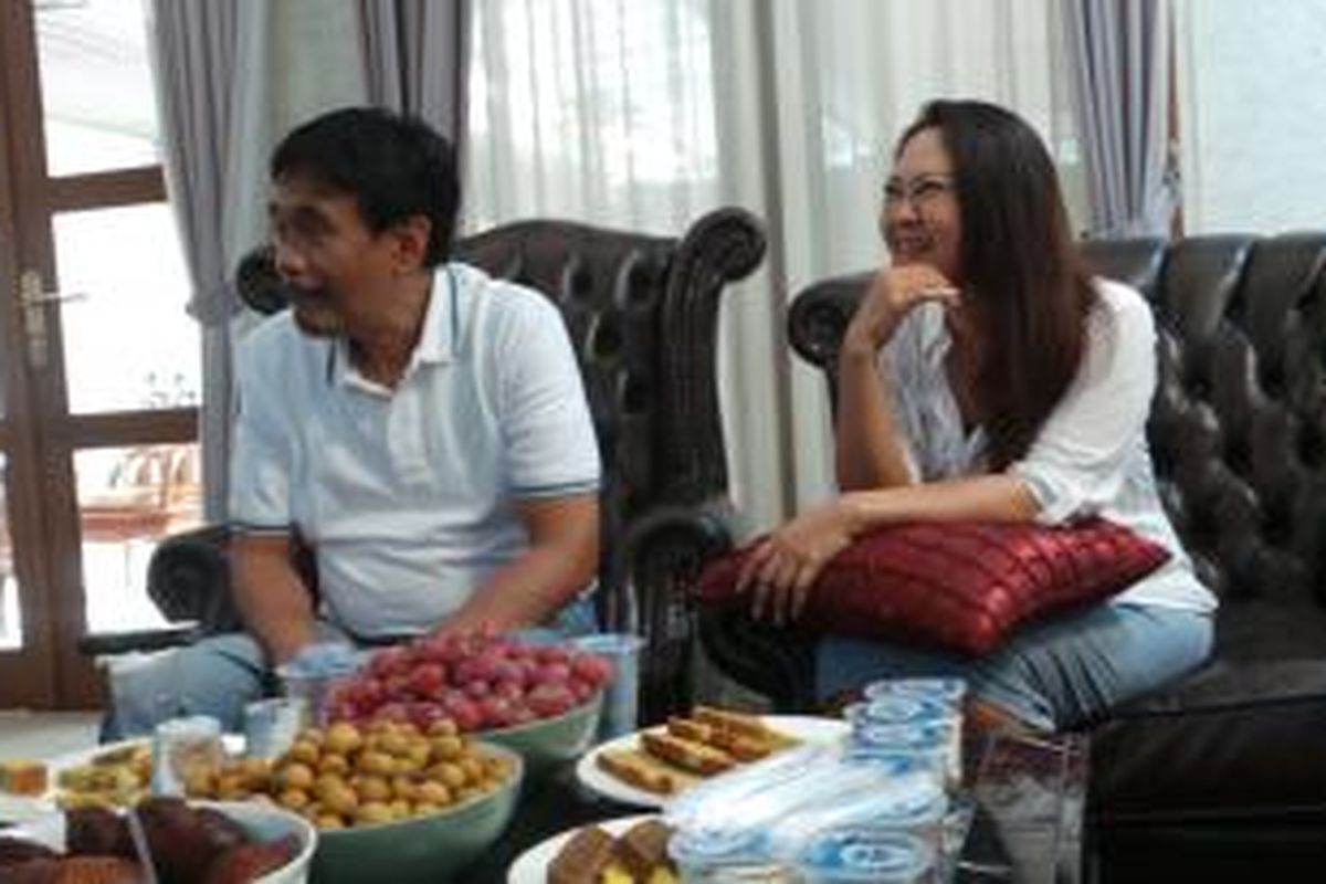 Wakil Gubernur DKI Jakarta Djarot Saiful Hidayat dan istri, Happy Farida di rumah dinas, Jalan Besakih Kuningan, Jakarta Selatan, Kamis (25/12/2014).