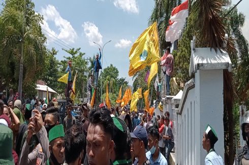 Demo Mahasiswa di Bima Tolak Omnibus Law Ricuh, Pagar Kantor DPRD Dirobohkan, Polisi Dilempari