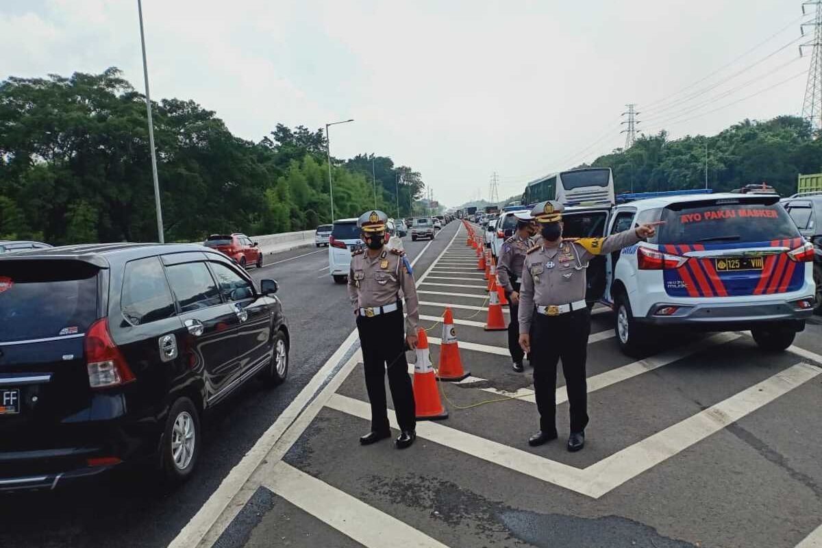 Direktorat Lalulintas Polda Jabar memberlakukan contraflow mulai dari kilometer 47 sampai kilometer 61 arah Cikampek, Rabu (28/10/2020) sejak pukul 08.45 WIB.