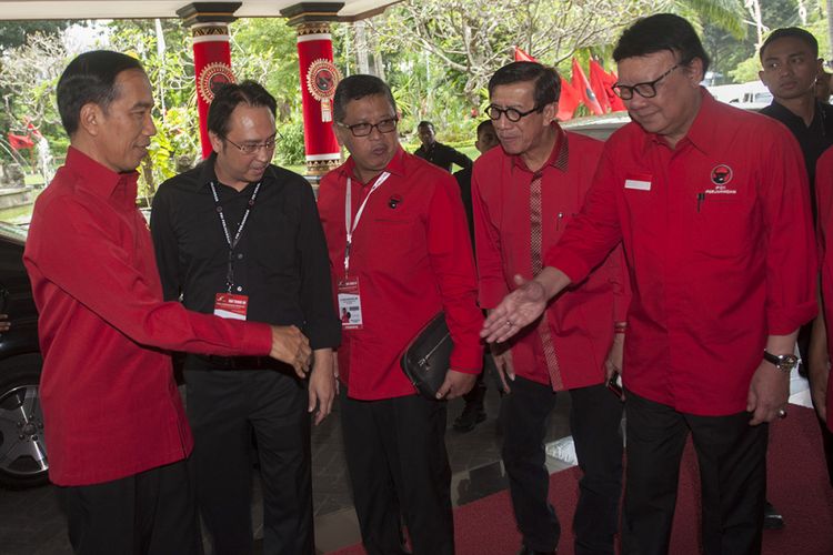 Presiden Joko Widodo (kiri) disambut oleh Panitia Pengarah Rakernas PDI-P Prananda Prabowo (kedua kiri), Sekjen DPP PDIP Hasto Kristiyanto (ketiga kiri), Menteri Hukum dan HAM yang juga kader PDI-P Yasonna Laoly (kedua kanan) dan Menteri Dalam Negeri yang juga kader PDI-P Tjahjo Kumolo (kanan) dalam pembukaan Rakernas III PDI-P di Sanur, Bali, Jumat (23/2/2018). Presiden Jokowi yang juga kader PDI-P membuka sekaligus memberi arahan pada rakernas yang berlangsung 23-25 Pebruari tersebut.