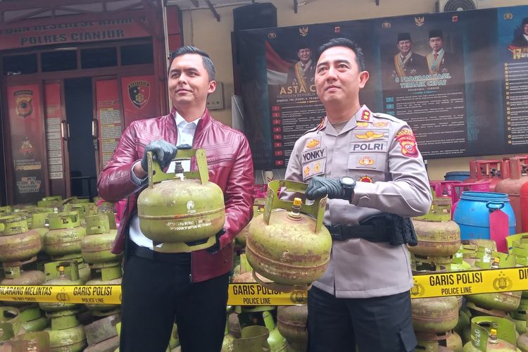 Kapolres Cianjur, AKBP Rohman Yonky Dilatha didampingi Kasatreskrim AKP Tono Listianto memperlihatkan tabung elpiji 3 kilogram, Selasa (4/2/2025) yang disita dari tangan komplotan pengoplos tabung elpiji.