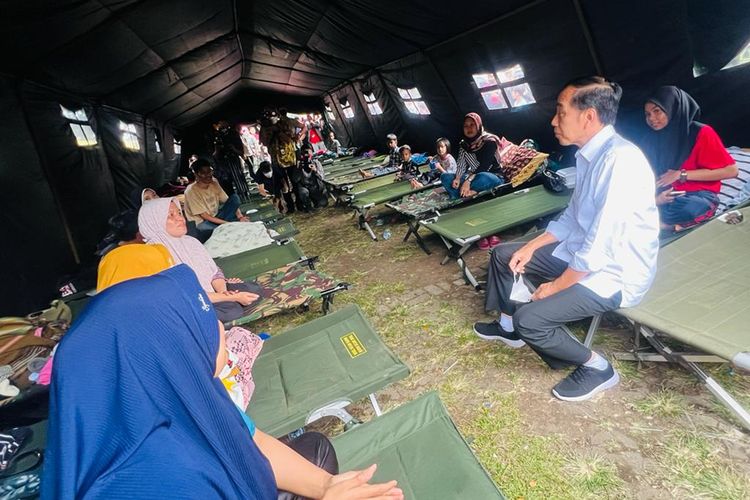  Presiden Joko Widodo mengunjungi lokasi tenda pengungsian korban terdampak gempa bumi Cianjur di Taman Prawatasari, Cianjur, Selasa (22/11/2022) siang.