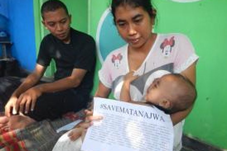 Keluarga bayi Najwa penderita Tumor mata di Banyuwangi