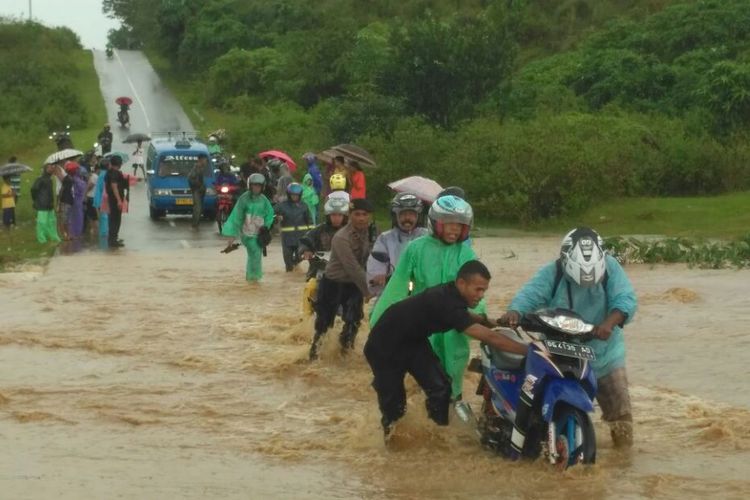 Suasana Banjir yang menerjang sejumlah kawasan di Kota Ambon, Jumat (29/6/2018) 