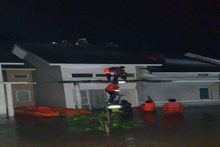 Detik-detik petugas BPPD Kota Bima saat mengevakuasi ibu hamil korban banjir yang bertahan di atap rumah bersama anaknya yang berumur 5 tahun. 