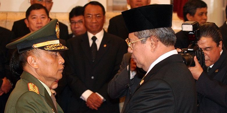 Presiden Susilo Bambang Yudhoyono (tengah) dan Ibu Negara Ani Yudhoyono (kanan) memberikan ucapan selamat kepada Kepala Staf TNI Angkatan Darat (KSAD) Letjen TNI Pramono Edhie Wibowo usai acara pelantikan KSAD di Istana Negara, Jakarta, Kamis (30/6/2011). Mantan KSAD Jenderal TNI (Purn) Pramono Edhie Wibowo, adik ipar dari Presiden ke-6 RI Susilo Bambang Yudhoyono, meninggal dunia pada Sabtu (13/6/2020) sekitar pukul 19.43 WIB di RSUD Cimacan, Cianjur, Jawa Barat. ANTARA FOTO/Widodo S Jusuf/Arsip Foto/wsj. 