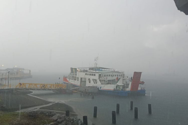 Pelabuhan Ketapang-Gilimanuk sempat ditutup akibat cuaca buruk, Selasa (11/1/2022). 