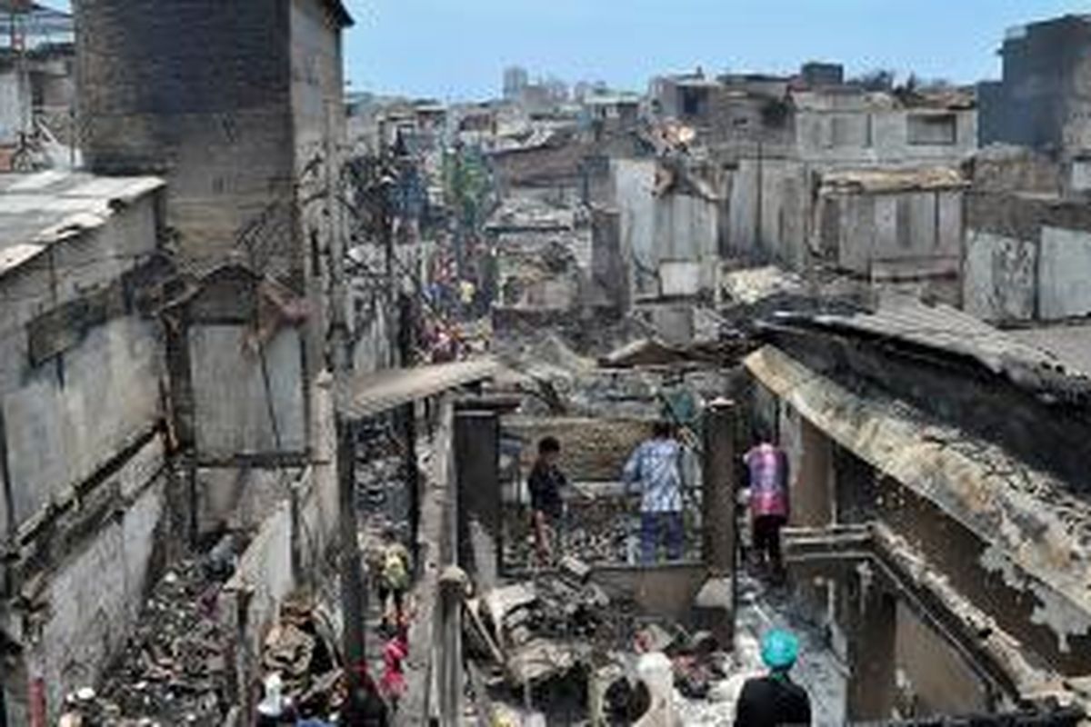 Puing sisa kebakaran bertebaran di kawasan permukiman padat di RW 001 Kelurahan Karang Anyar, Sawah Besar, Jakarta Pusat, Selasa (24/2). Kebakaran tersebut menyebabkan sekitar 2.000 warga mengungsi ke sejumlah tempat, antara lain di Stasiun Sawah Besar.