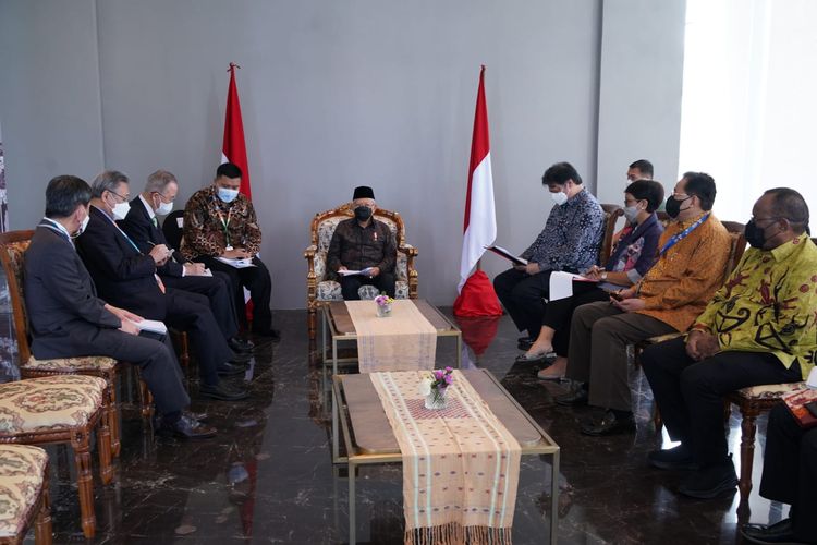 Suasana pertemuan antara Wakil Presiden Ma'ruf Amin Sekreraris Jenderal ke-8 Perserikatan Bangsa-Bangsa (PBB) Ban Ki-Moon di Hotel Meruorah Komodo, Labuan Bajo, Nusa Tenggara Timur, Senin (14/3/2022). 